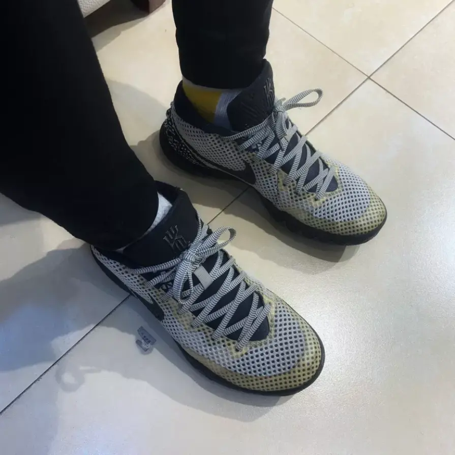 Alternative view of Giày Nike Kyrie 1 'BHM' 718820-100
