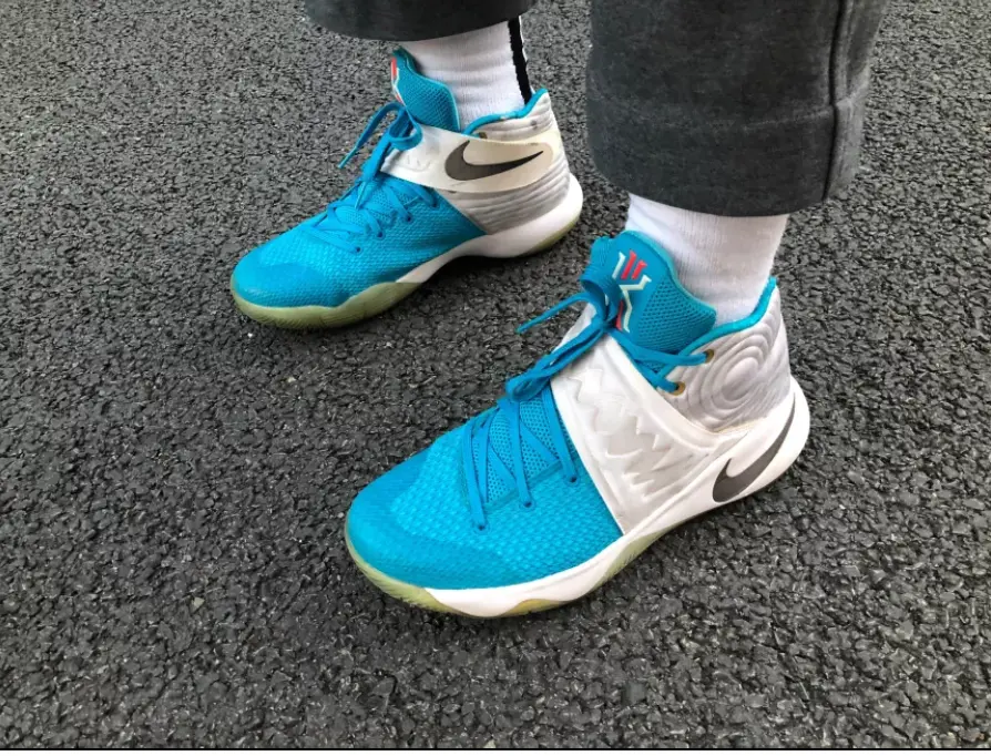 Alternative view of Giày Nike Kyrie 2 'Christmas' 823108-144