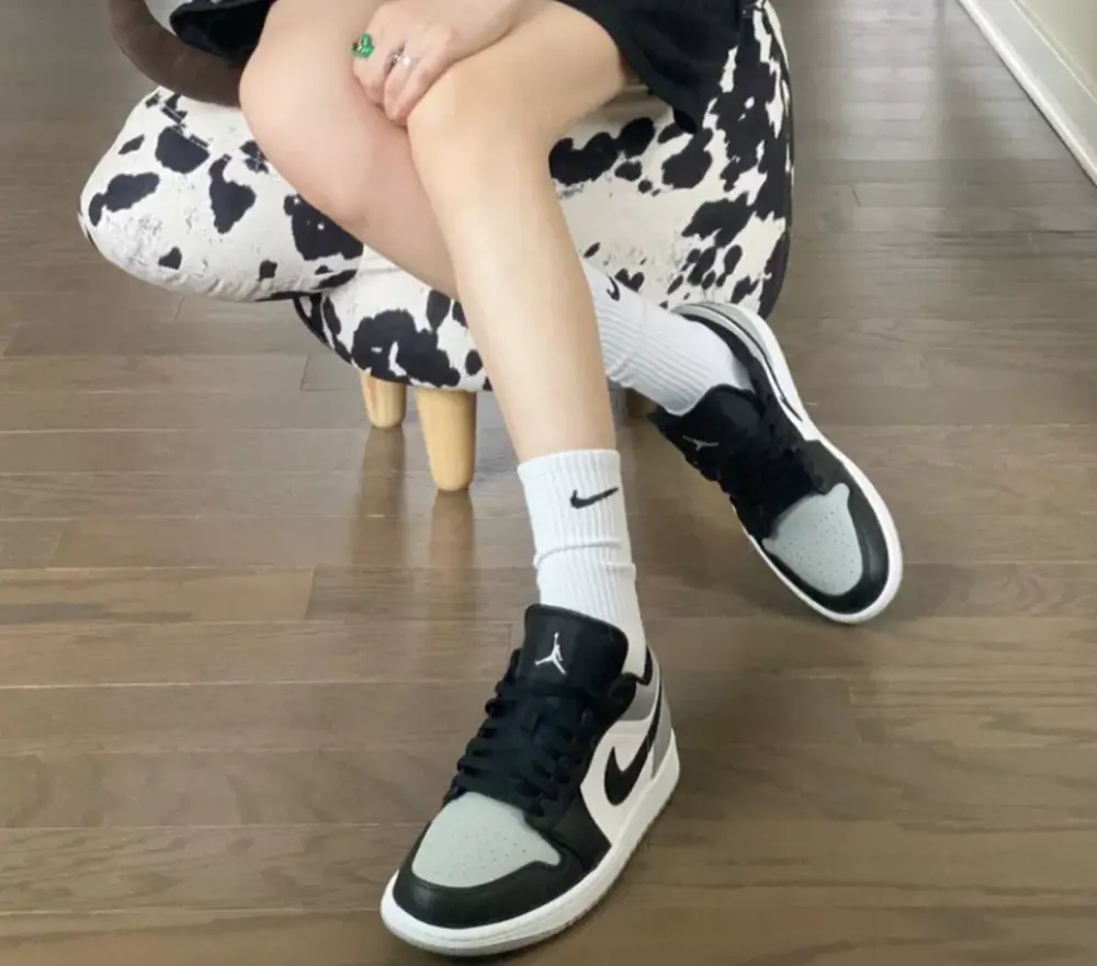 Alternative view of Giày Nike Air Jordan 1 Low GS 'Light Smoke Grey' 553560-052