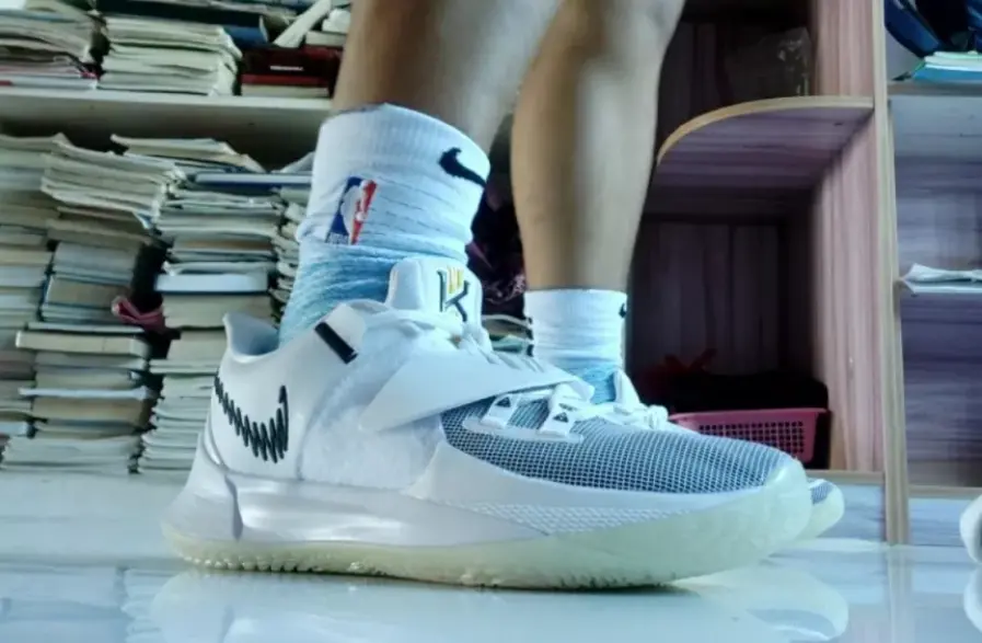 Alternative view of Giày Nike Kyrie Low 3 'Eclipse' CJ1286-100