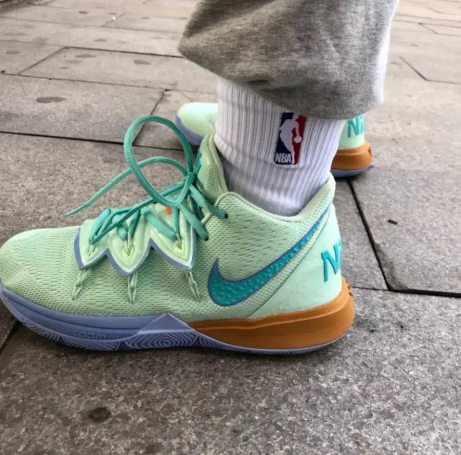 Alternative view of Giày Nike Kyrie 5 'Spongebob Squidward' CJ6950-300