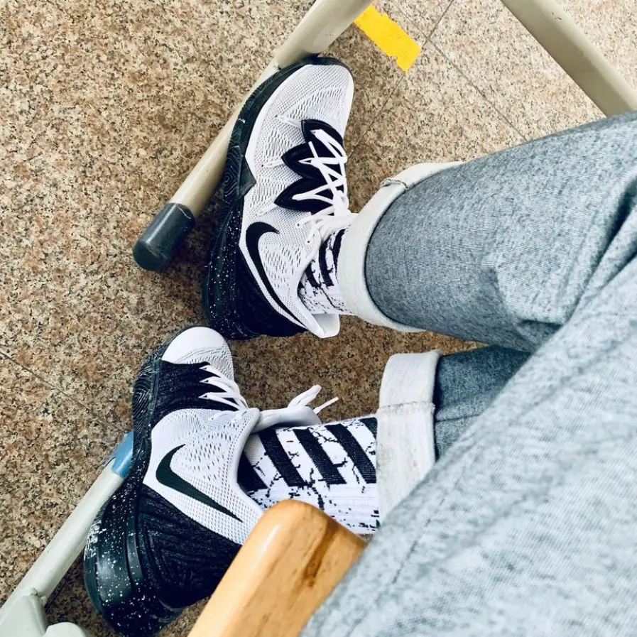 Alternative view of Giày Nike Kyrie 5 'Oreo' AO2918-100