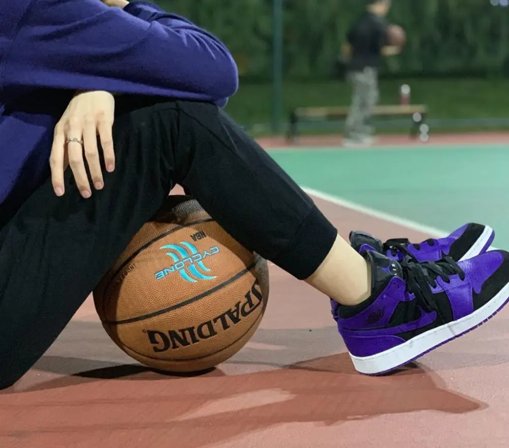 Alternative view of Giày Nike Air Jordan 1 Retro Mid GS 'Dark Concord' 554725-051