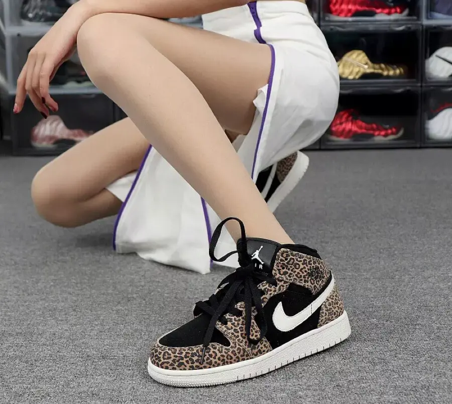 Alternative view of Giày Nike Air Jordan 1 Mid SE GS 'Leopard' BQ6931-021