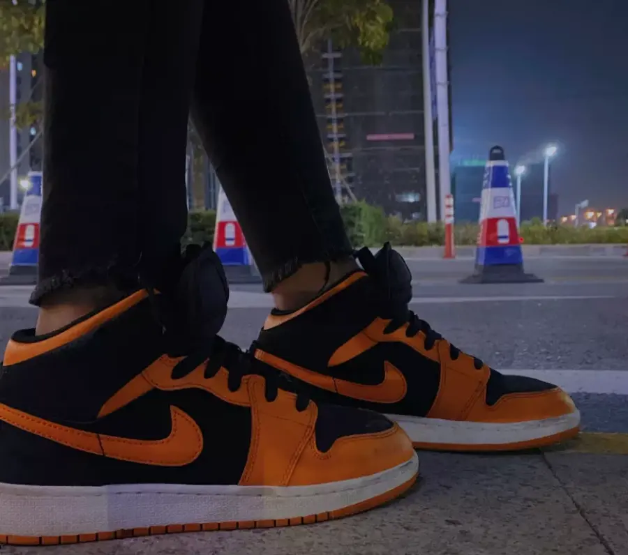 Giày Nike Air Jordan 1 Mid GS 'Black Orange' 554725-081 - Ảnh 4