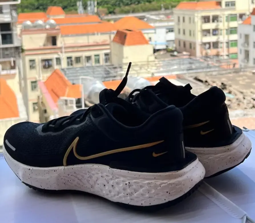 Alternative view of Giày Nike ZoomX Invincible Run Flyknit 'Black Metallic Gold' CT2228-004