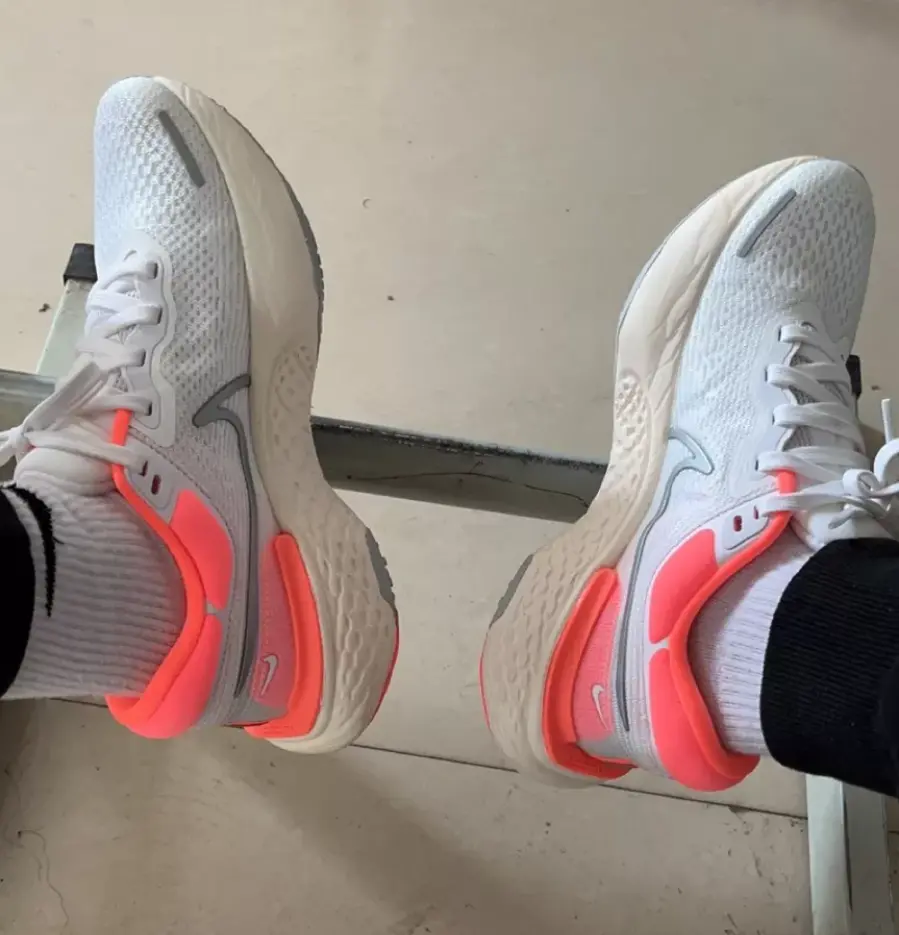 Alternative view of Giày Nike Wmns ZoomX Invincible Run Flyknit 'White Bright Mango' CT2229-100