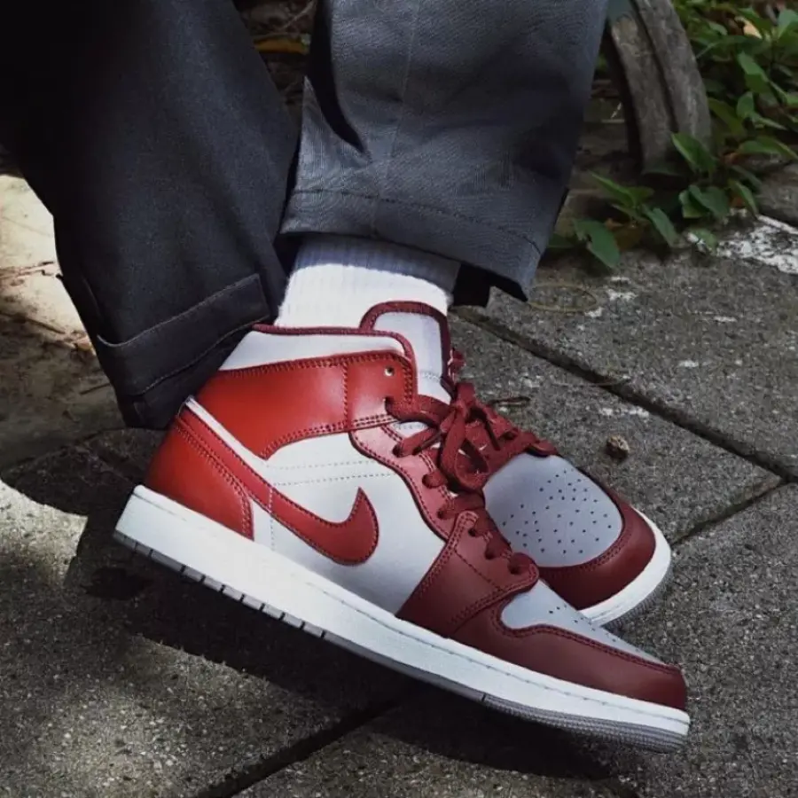 Alternative view of Giày Nike Air Jordan 1 Mid 'Team Red' DQ8423-615