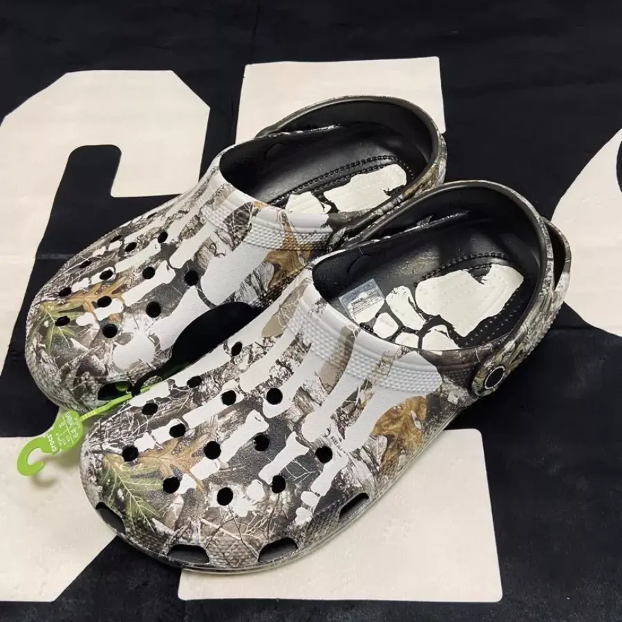Dép Crocs Classic Clog 'Pleasures Skeleton' 208267-960 - Ảnh 4