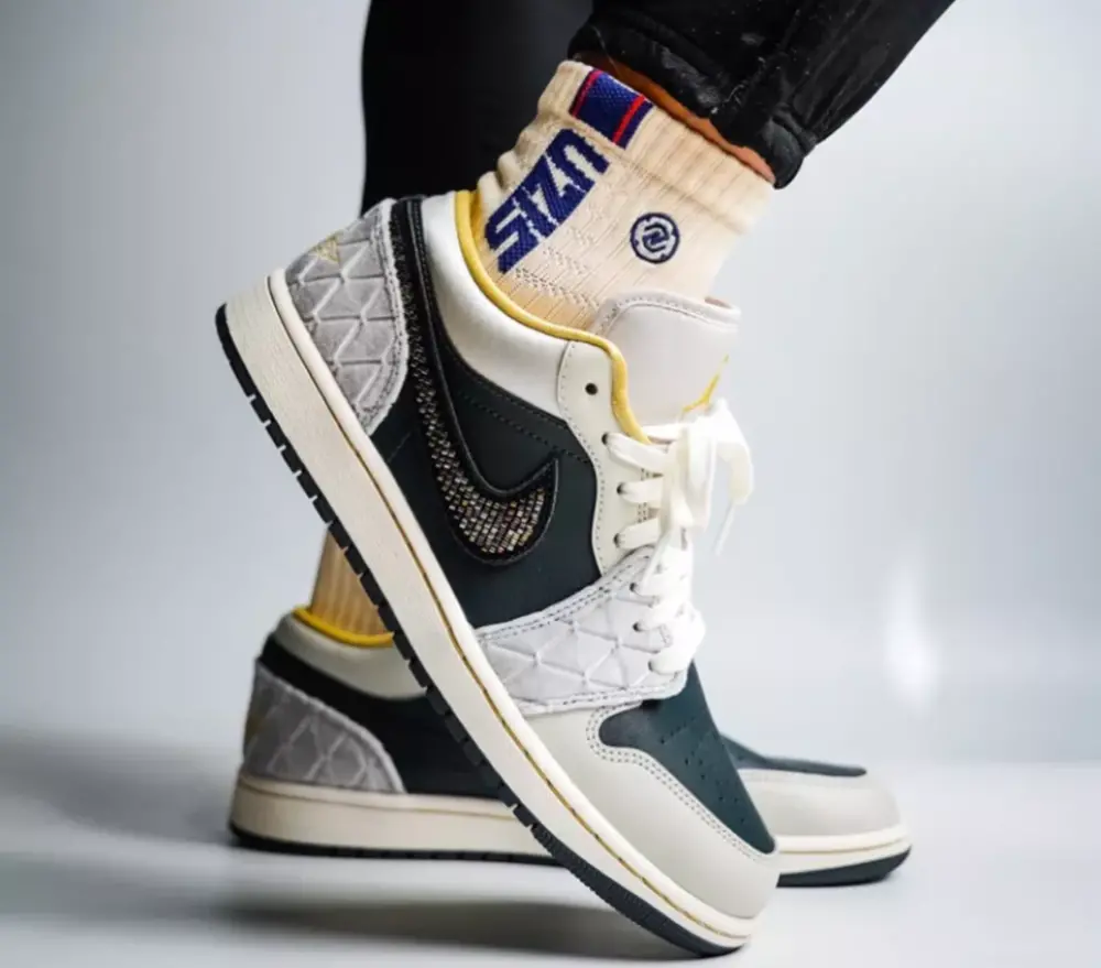 Giày Nike Air Jordan 1 Low 'Beaded Swoosh' DV1762-001 - Ảnh 4