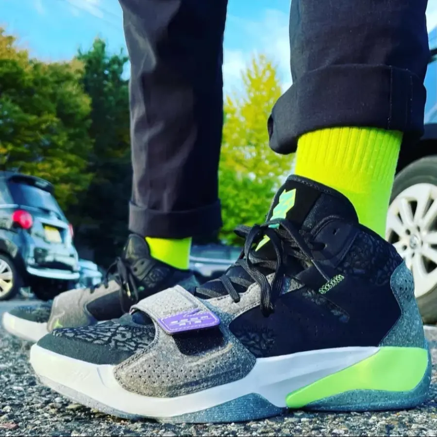 Alternative view of Giày Nike Zion 2 PF 'Holographic' DV0550-030