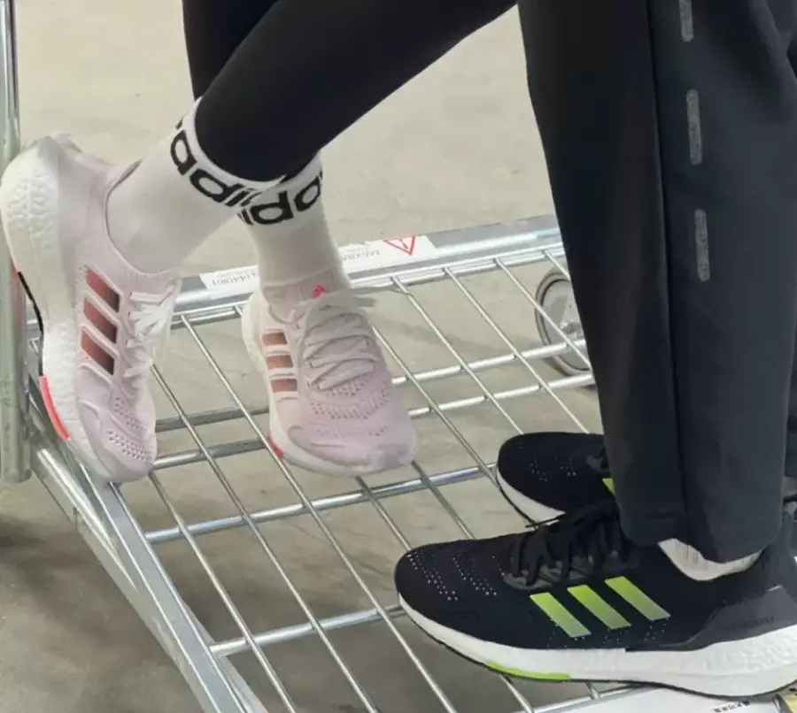 Alternative view of Giày Adidas UltraBoost 22 Heat.RDY 'Black Solar Yellow' H01172