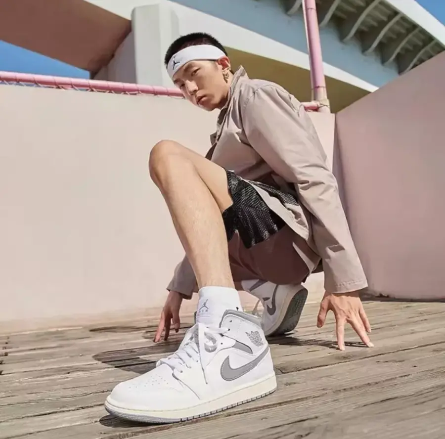 Alternative view of Giày Nike Air Jordan 1 'Mid White Stealth' 554724-135