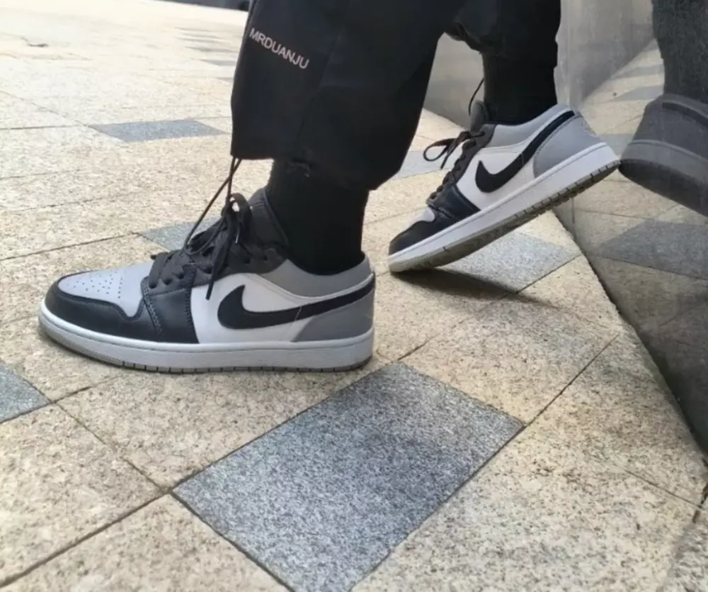 Alternative view of Giày Nike Air Jordan 1 Low 'Shadow' 553558-039
