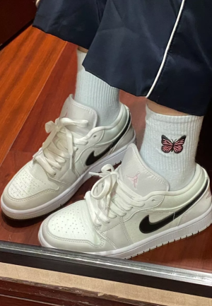 Alternative view of Giày Nike Air Jordan 1 Low SE 'Barely Green' CZ0776-300