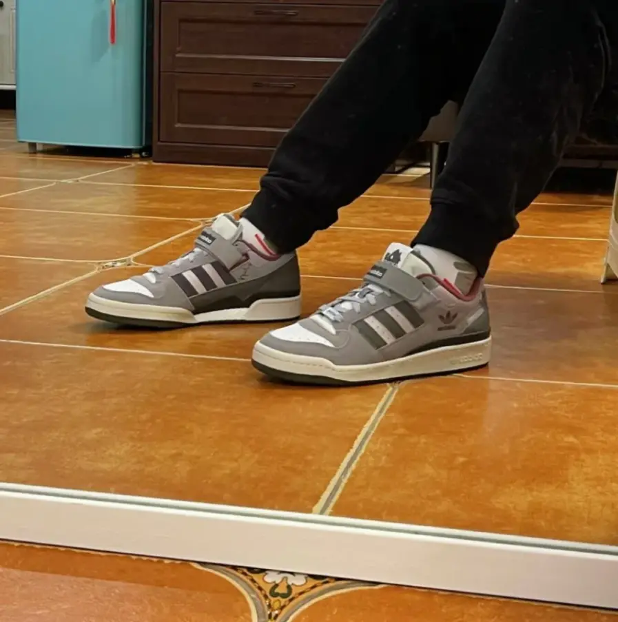 Alternative view of Giày Adidas Home Alone 2 x Forum 84 Low 'Pigeon Lady' ID4328