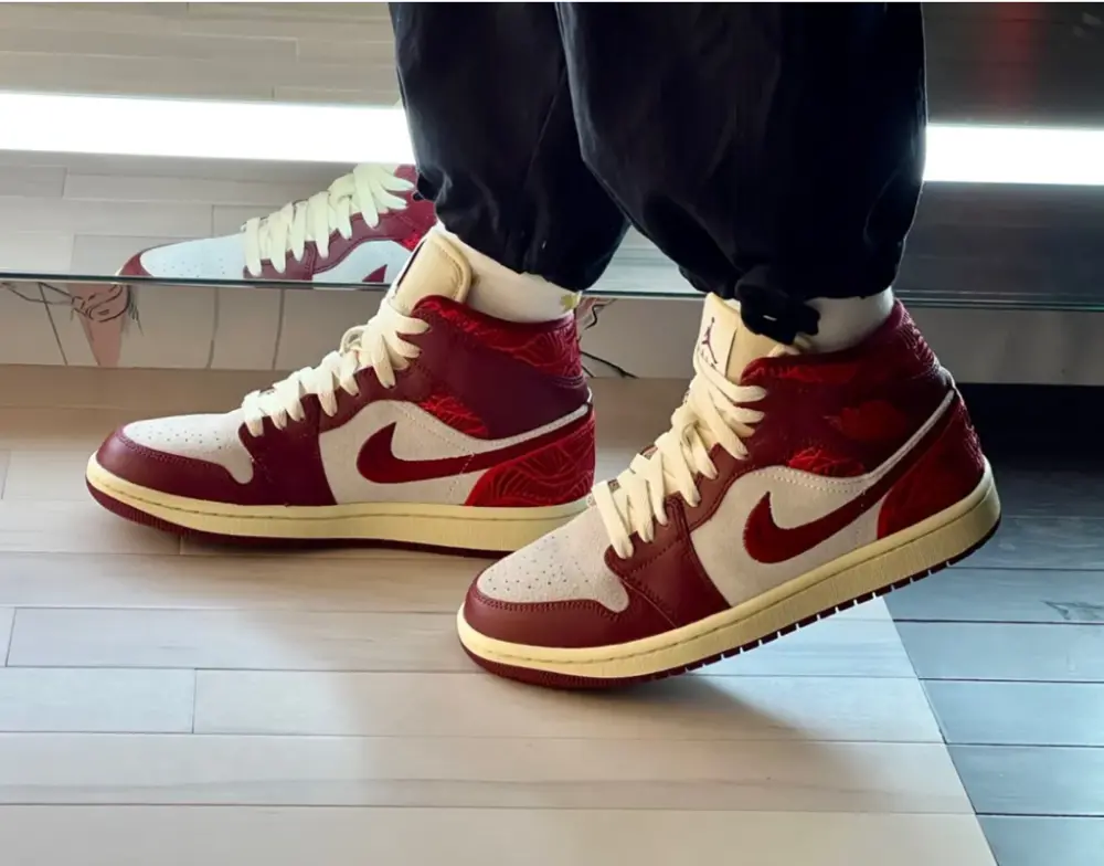 Alternative view of Giày Nike Air Jordan 1 Mid SE 'Tiki Leaf Team Red' DZ2820-601