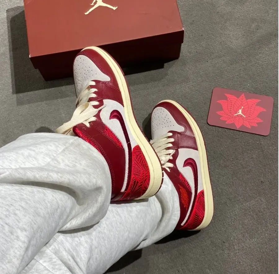 Giày Nike Air Jordan 1 Mid SE 'Tiki Leaf Team Red' DZ2820-601 - Ảnh 4