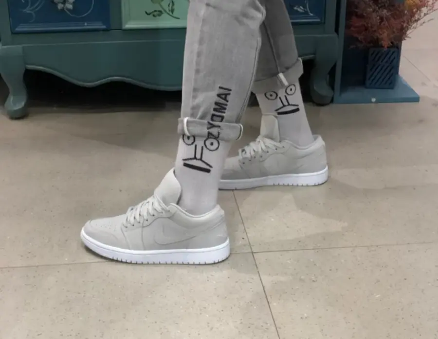 Alternative view of Giày Nike Air Jordan 1 Low 'Grey Fog' DC0774-002
