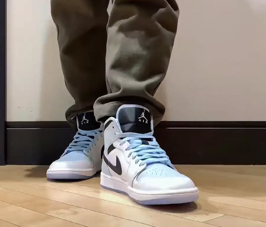 Alternative view of Giày Nike Air Jordan 1 Mid 'Ice Blue' DV1308-104