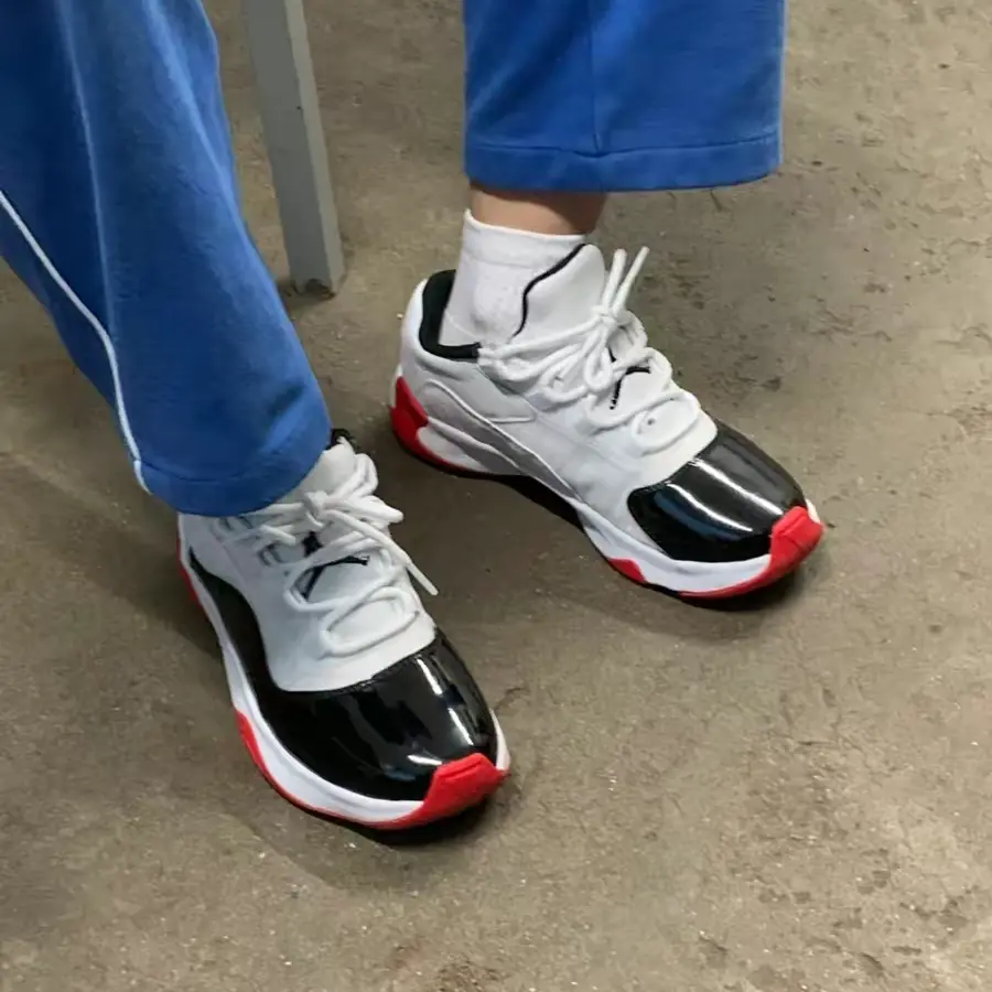 Alternative view of Giày Nike Air Jordan 11 CMFT Low 'Concord-Bred' DN4180-102