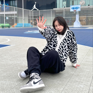 Alternative view of Giày Nike Air Jordan 1 Retro High GS 'White Cement' FD1437-052