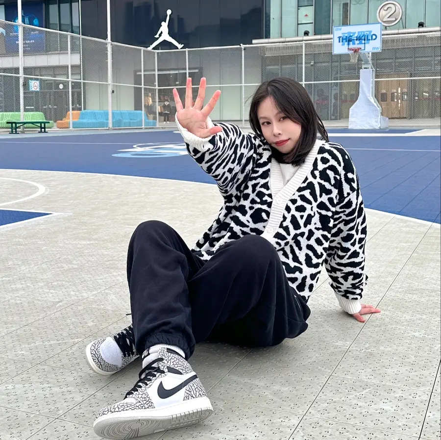 Alternative view of Giày Nike Air Jordan 1 Retro High GS 'White Cement' FD1437-052