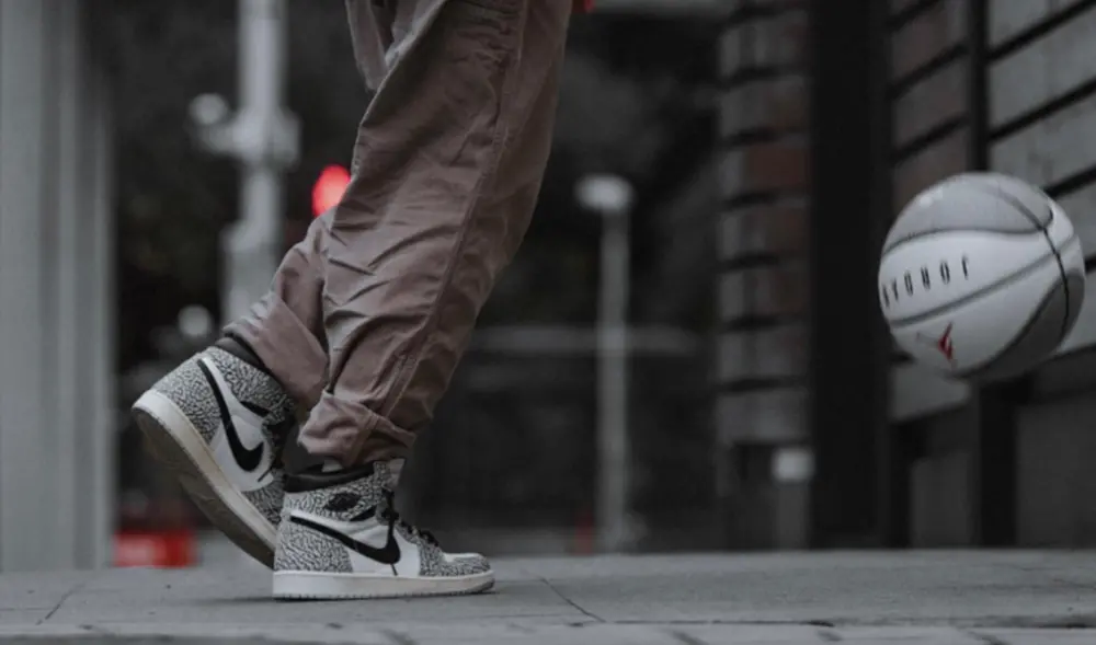 Alternative view of Giày Nike Air Jordan 1 'White Cement' DZ5485-052