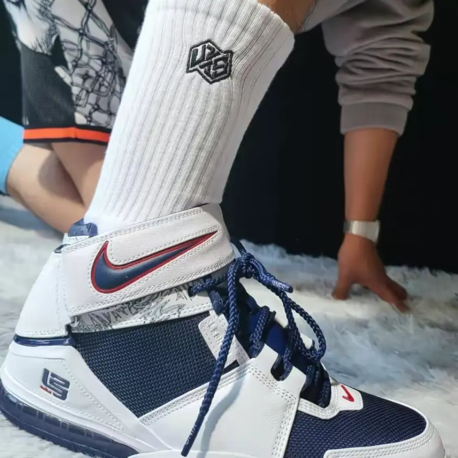 Alternative view of Giày Nike Zoom LeBron 2 Retro 'USA' 2022 DR0826-100