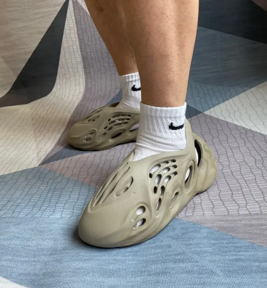 Dép Adidas Yeezy Foam Runner Stone Sage GX4472 - Ảnh 3