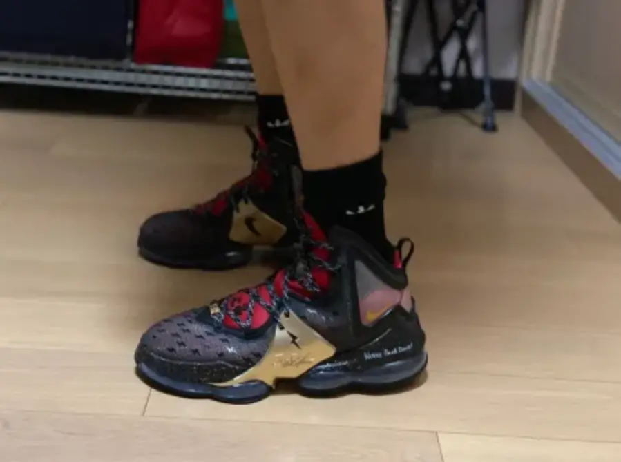 Alternative view of Giày Nike LeBron 19 'Doernbecher' DR6255-001