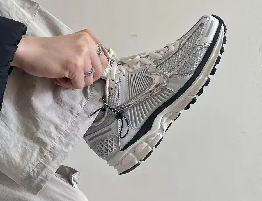 Giày Nike Air Zoom Vomero 5 'Photon Dust Metallic Silver' FD0884-025 - Ảnh 3