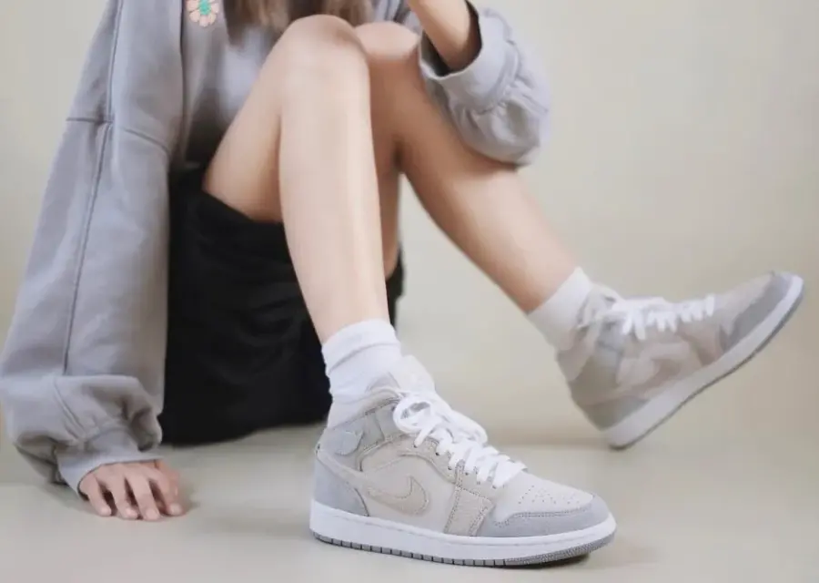 Alternative view of Giày Nike Wmns Air Jordan 1 Mid 'Particle Grey' DO7139-002