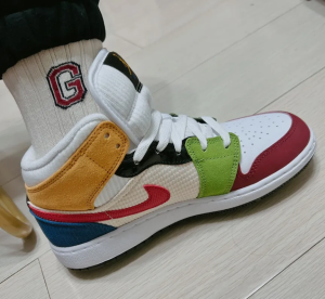 Alternative view of Giày Nike Air Jordan 1 Mid SE 'Messy Room' DR6957-100