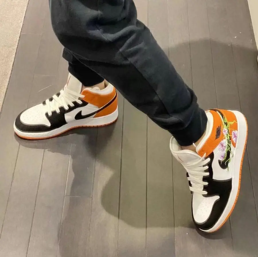 Alternative view of Giày Nike Air Jordan 1 Mid 'Floral' DQ8390-100