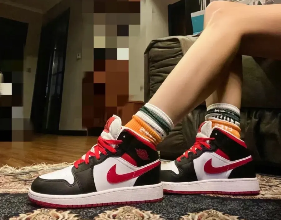 Alternative view of Giày Nike Air Jordan 1 Mid GS 'White Very Berry' 554725-016
