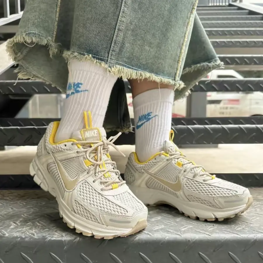 Alternative view of Giày Nike Air Zoom Vomero 5 'Light Bone' FJ7694-020
