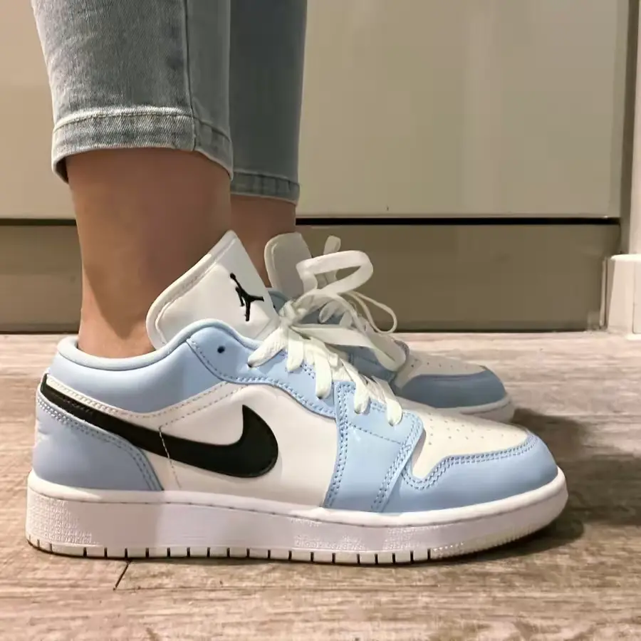 Alternative view of Giày Nike Air Jordan 1 Low GS 'Ice Blue' 554723-401