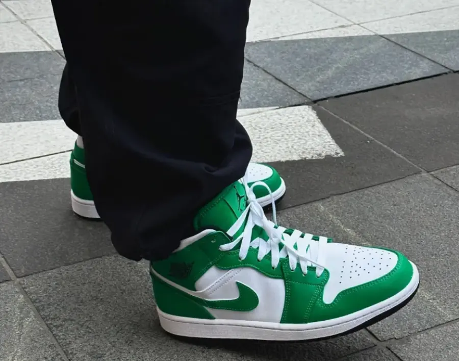 Alternative view of Giày Nike Air Jordan 1 Mid 'Lucky Green' DQ8426-301