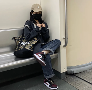 Alternative view of Giày Nike Air Jordan 1 Mid SE 'Gold Pendants' CZ4385-016