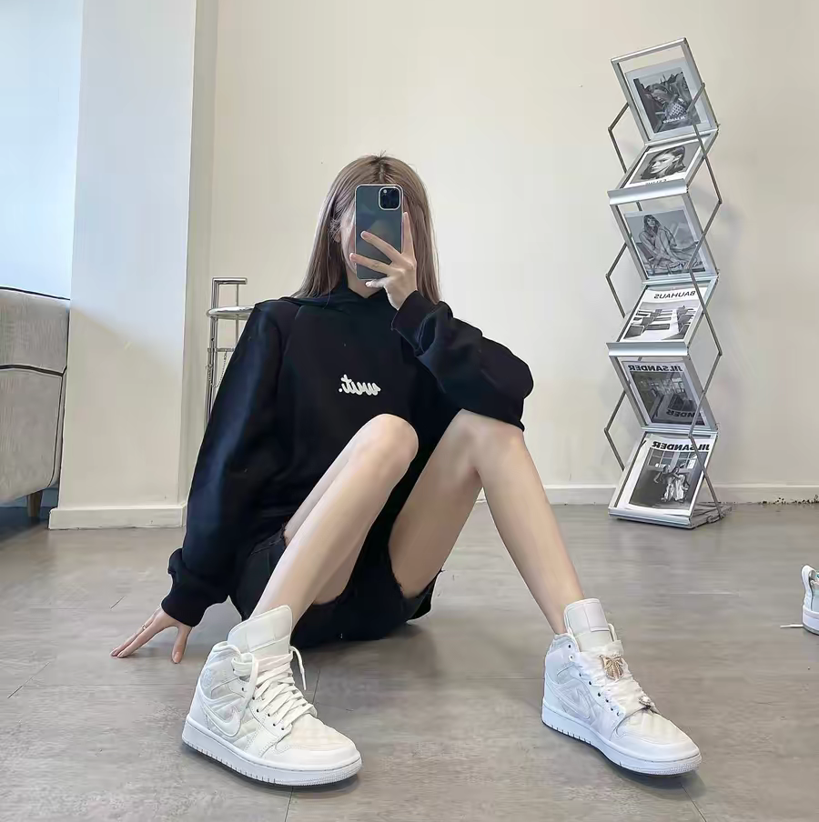 Giày Nike Wmns Air Jordan 1 Mid SE 'White Quilted' DB6078-100 - Ảnh 6