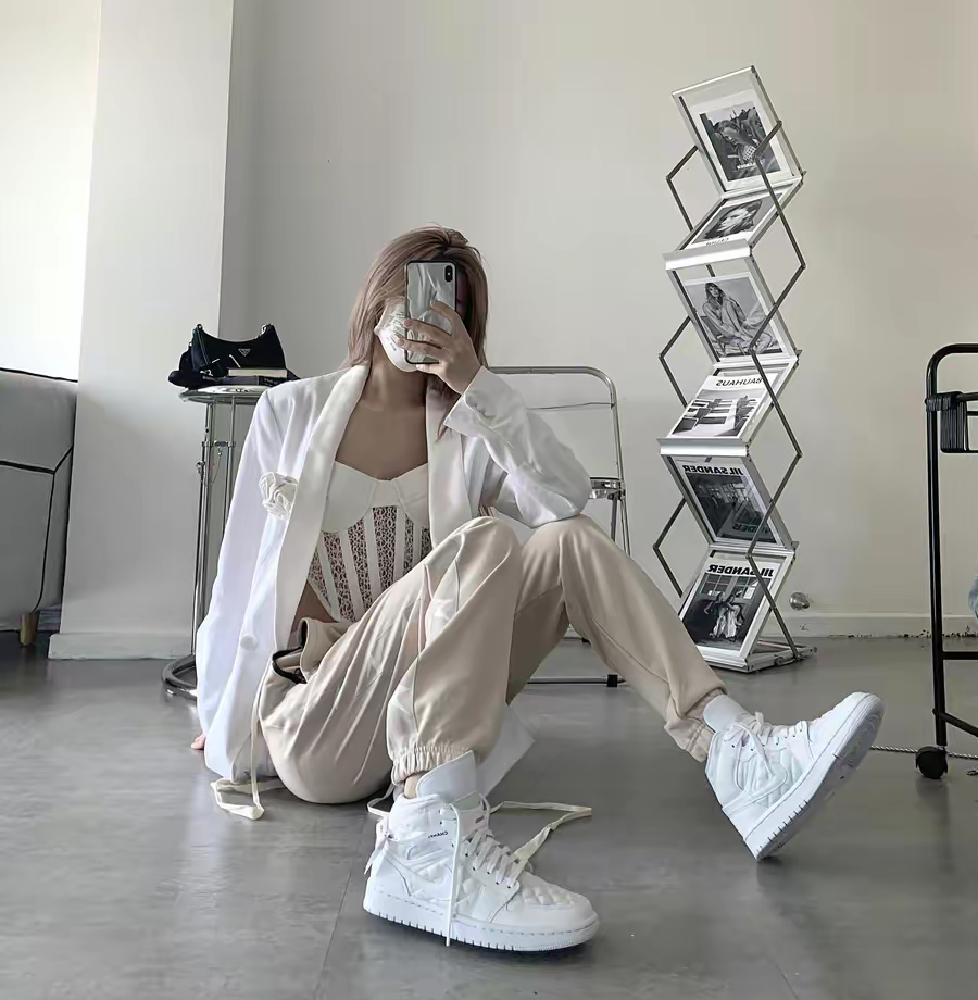 Giày Nike Wmns Air Jordan 1 Mid SE 'White Quilted' DB6078-100 - Ảnh 5