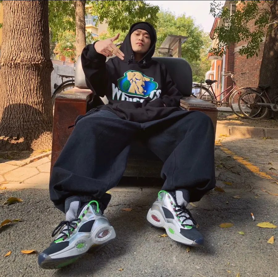 Alternative view of Giày Reebok Question Mid Minions Gru's Lab 'Sliver Black' FW7548