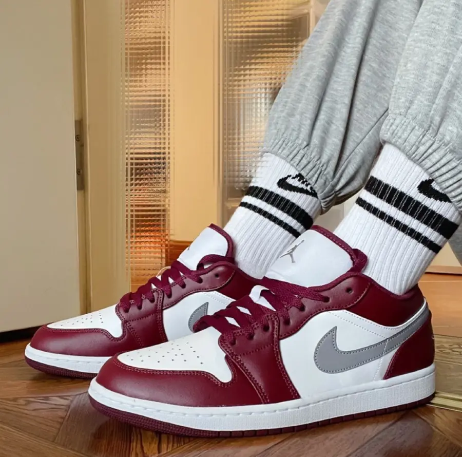 Alternative view of Giày Nike Air Jordan 1 Low 'White Bordeaux' 553558-615
