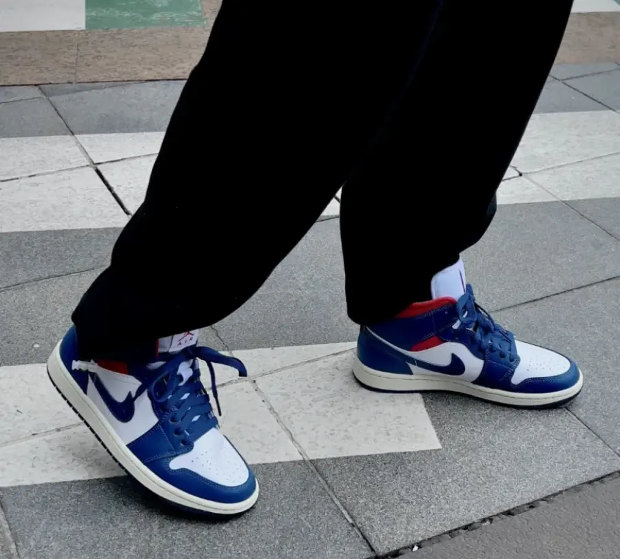 Alternative view of Giày Nike Air Jordan 1 Mid 'French Blue' BQ6472-146