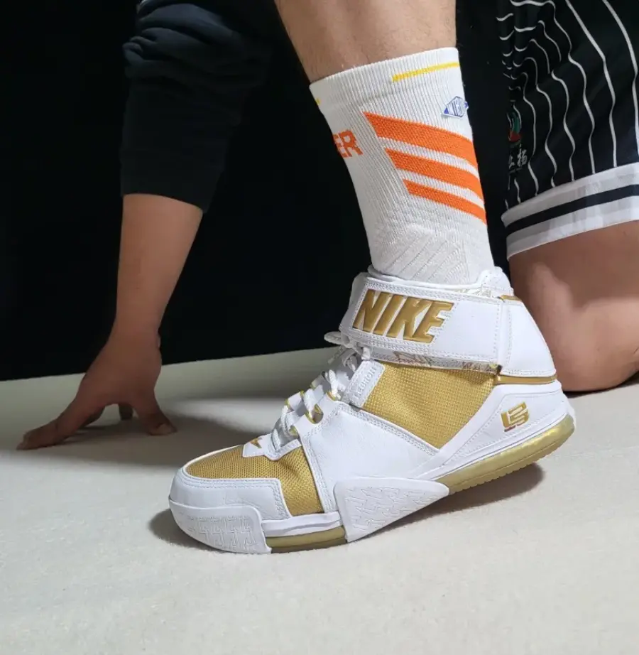 Giày Nike Zoom Lebron 2 Retro 'Maccabi' 2022 DJ4892-100 - Ảnh 3