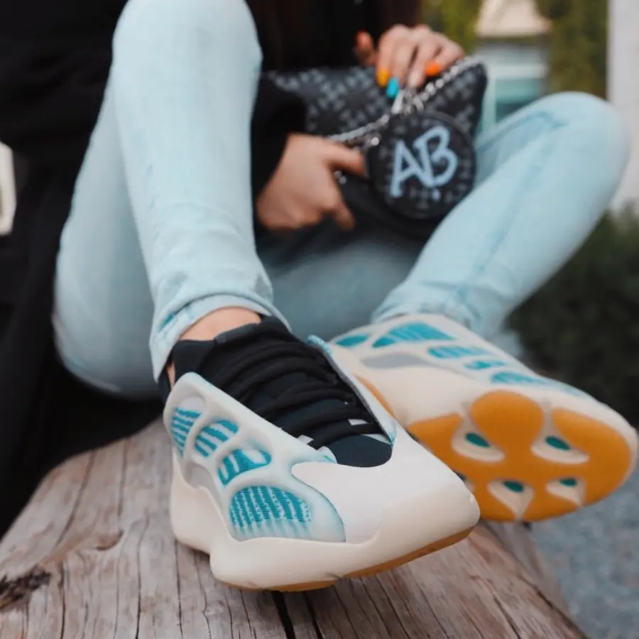 Alternative view of Giày Adidas Yeezy 700 V3 'Kyanite' GY0260