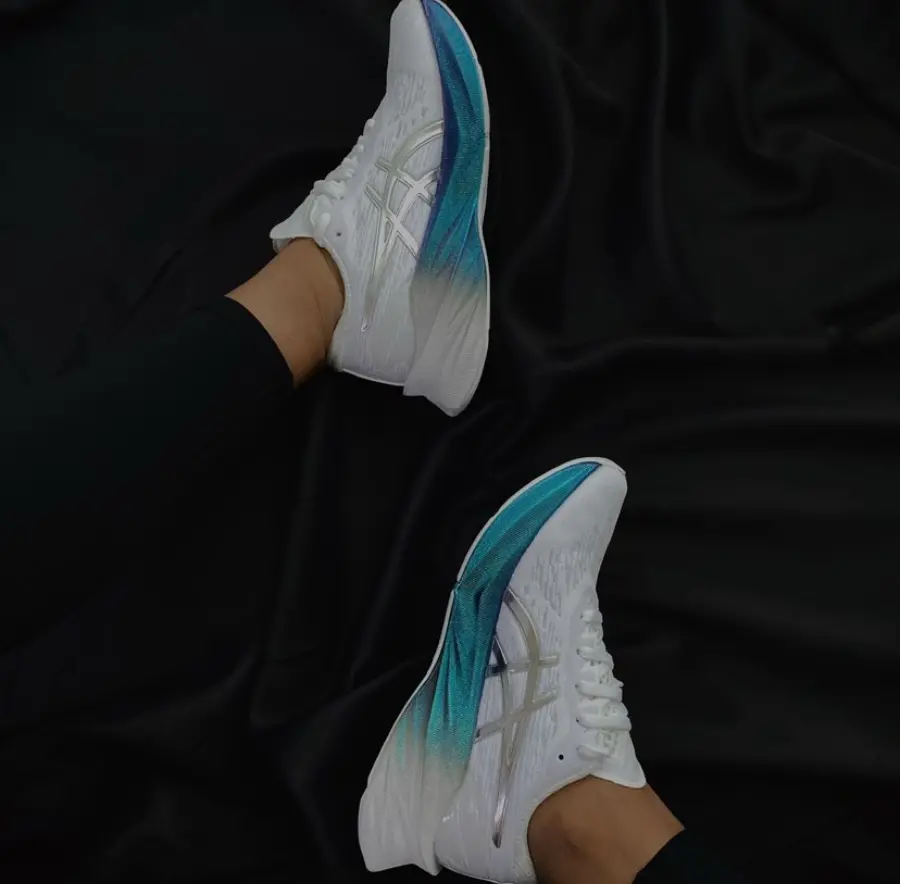 Alternative view of Giày Asics Novablast 3 'Platinum' 1011B461-100
