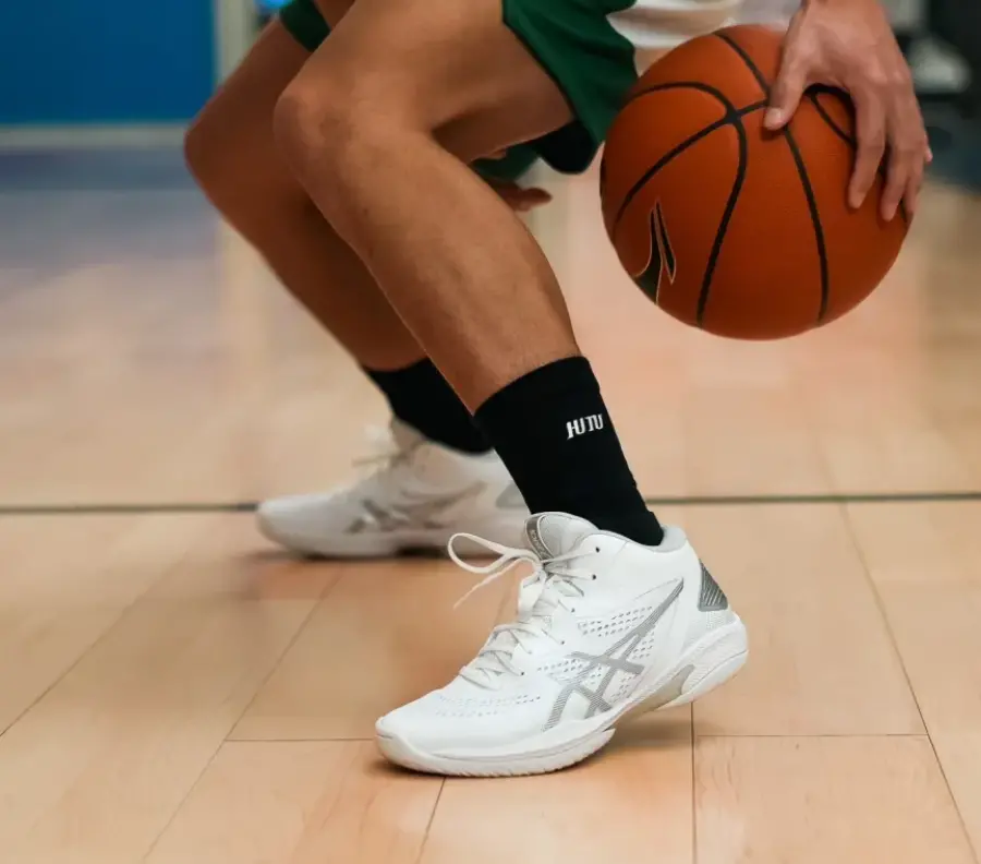 Alternative view of Giày Asics Gelhoop V15 'White' 1063A063-100