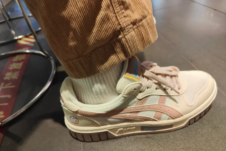 Alternative view of Giày Asics x Doraemon Court Mz Shoes 'Cream White' 1203A353-101